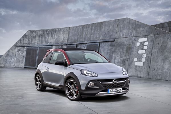 Le mini crossover urbain découvrable Opel Adam Rocks se dévoile en mode S