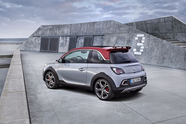 Le mini crossover urbain découvrable Opel Adam Rocks se dévoile en mode S