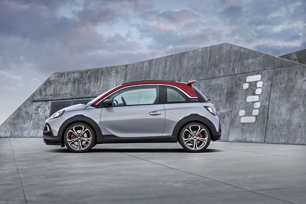 Le mini crossover urbain découvrable Opel Adam Rocks se dévoile en mode S