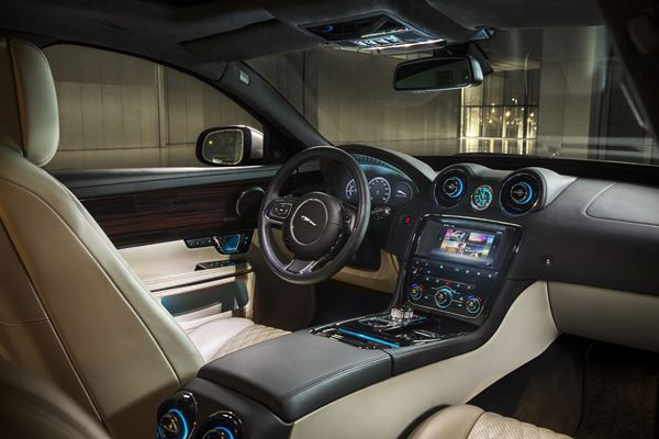 La berline de luxe Jaguar XJ s'offre des retouches stylistiques