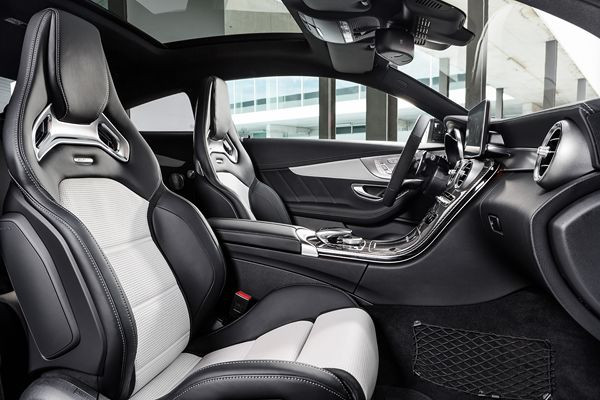 La Mercedes-AMG C 63 Coupé revendique une identité technique et visuelle propre