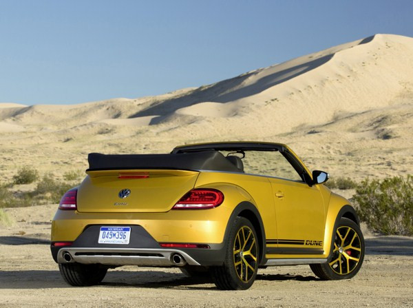 Une Volkswagen Coccinelle Dune Cabriolet dotée d'éléments off-road