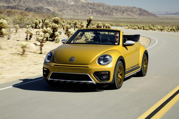 Une Volkswagen Coccinelle Dune Cabriolet dotée d'éléments off-road