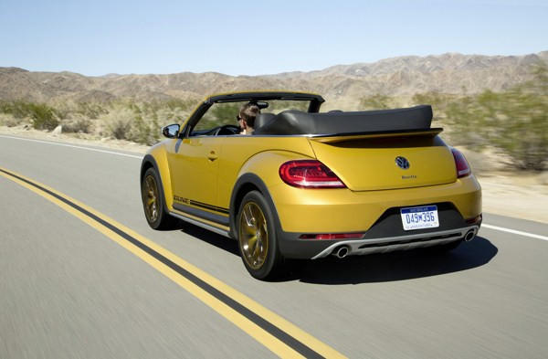 Une Volkswagen Coccinelle Dune Cabriolet dotée d'éléments off-road