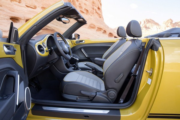 Une Volkswagen Coccinelle Dune Cabriolet dotée d'éléments off-road
