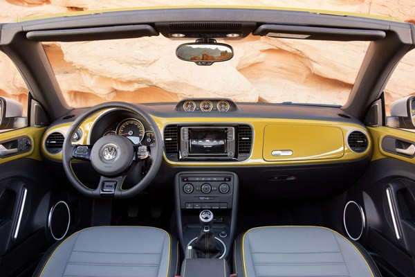 Une Volkswagen Coccinelle Dune Cabriolet dotée d'éléments off-road
