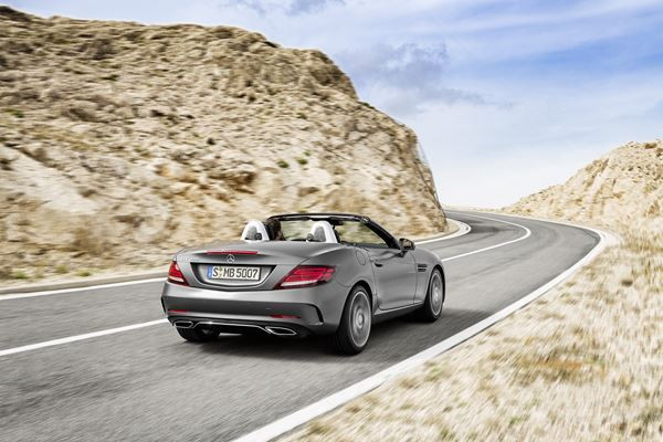 Le roadster compact Mercedes SLC embarque une technologie optimisée