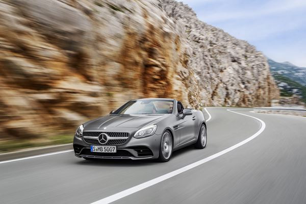 Le roadster compact Mercedes SLC embarque une technologie optimisée