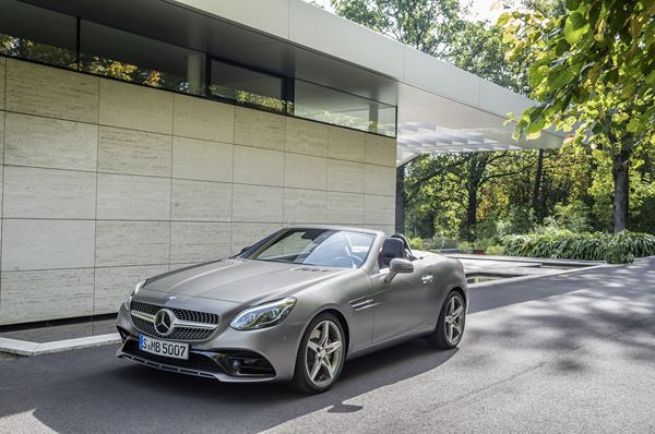 Le roadster compact Mercedes SLC embarque une technologie optimisée