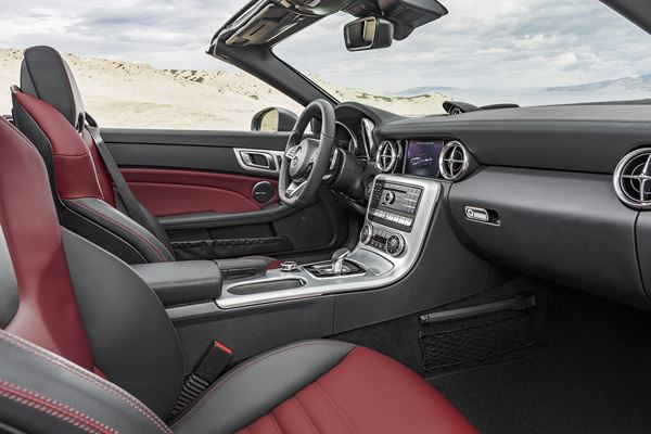Le roadster compact Mercedes SLC embarque une technologie optimisée