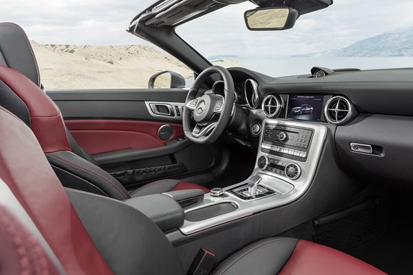 Le roadster compact Mercedes SLC embarque une technologie optimisée