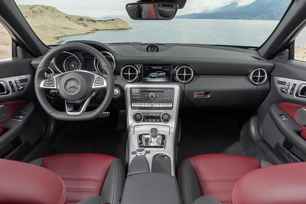 Le roadster compact Mercedes SLC embarque une technologie optimisée