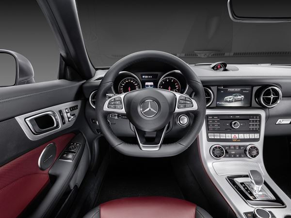 Le roadster compact Mercedes SLC embarque une technologie optimisée