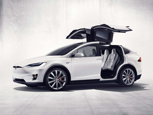 Tesla Model X: une berline électrique sept places dotée de portes arrière en élytre