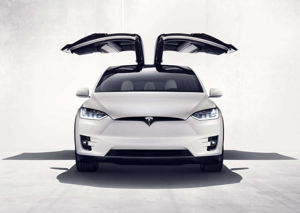 Tesla Model X: une berline électrique sept places dotée de portes arrière en élytre
