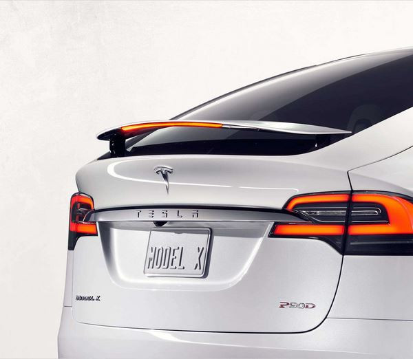 Tesla Model X: une berline électrique sept places dotée de portes arrière en élytre