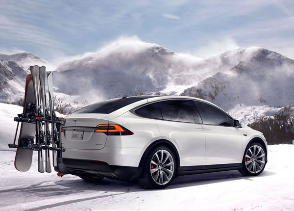 Tesla Model X: une berline électrique sept places dotée de portes arrière en élytre