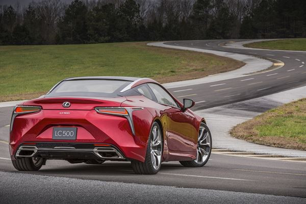 Le luxueux coupé Lexus LC  affiche un style spectaculaire