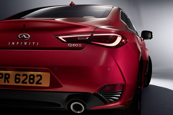 Le coupé sport Infiniti Q60 affiche un design tout en puissance