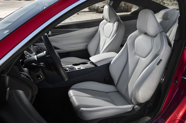 Le coupé sport Infiniti Q60 affiche un design tout en puissance