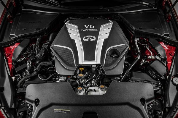 Le coupé sport Infiniti Q60 affiche un design tout en puissance