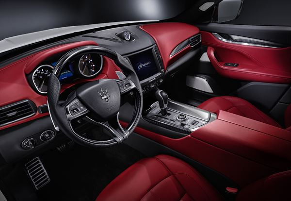 Le SUV de luxe Maserati Levante affiche une face avant massive