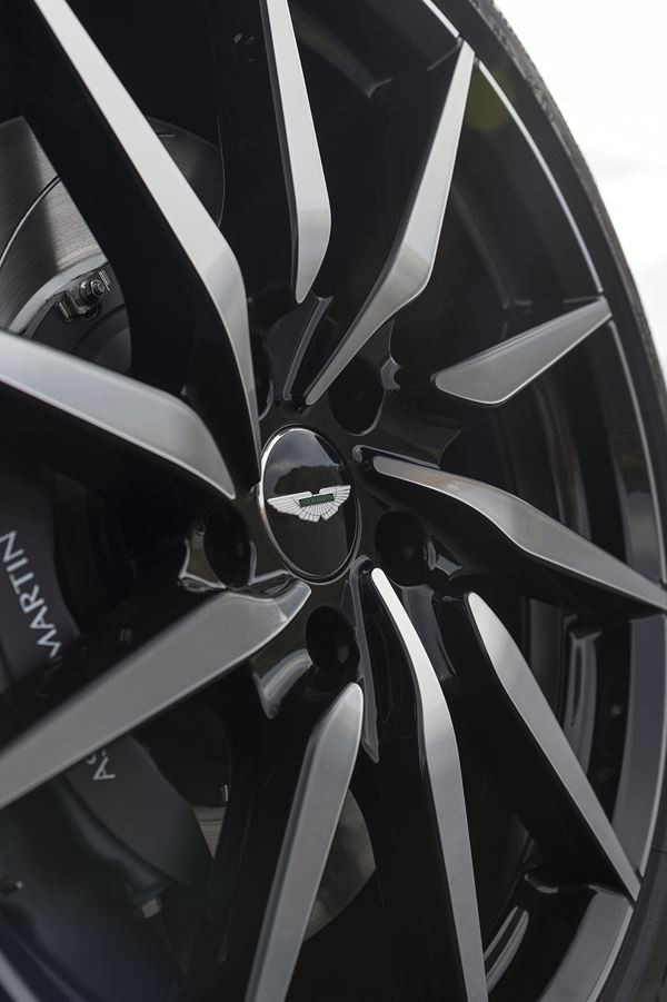 L'Aston Martin DB11 embarque un moteur V12 biturbo de 608 ch