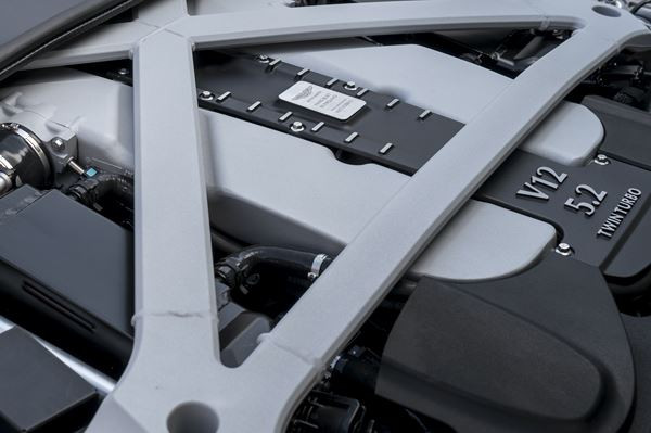 L'Aston Martin DB11 embarque un moteur V12 biturbo de 608 ch