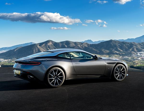 L'Aston Martin DB11 embarque un moteur V12 biturbo de 608 ch
