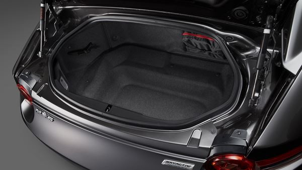 Le Mazda MX-5 RF à toit rigide rétractable en approche