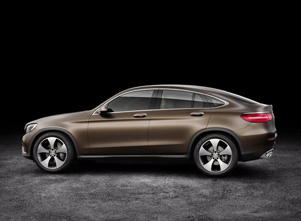 Le Mercedes GLC Coupé se singularise par une ligne de toit plongeante