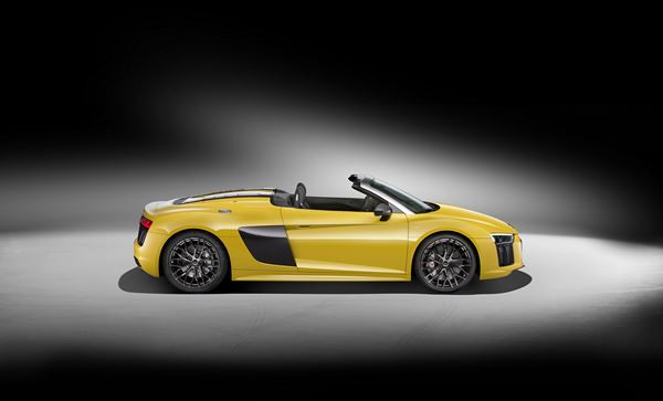 L'Audi R8 Spyder embarque une capote repliable en deux parties