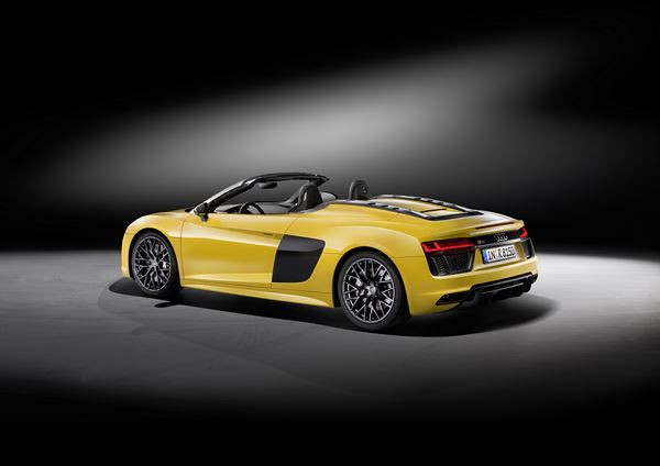 L'Audi R8 Spyder embarque une capote repliable en deux parties