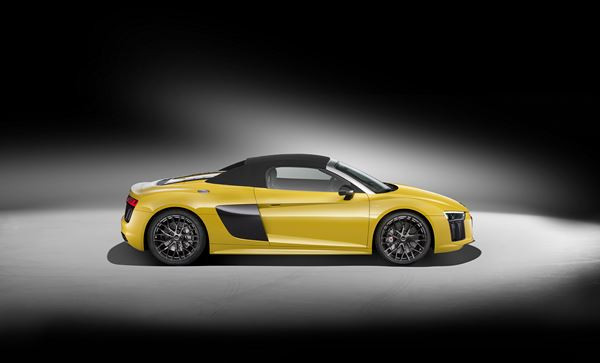 L'Audi R8 Spyder embarque une capote repliable en deux parties