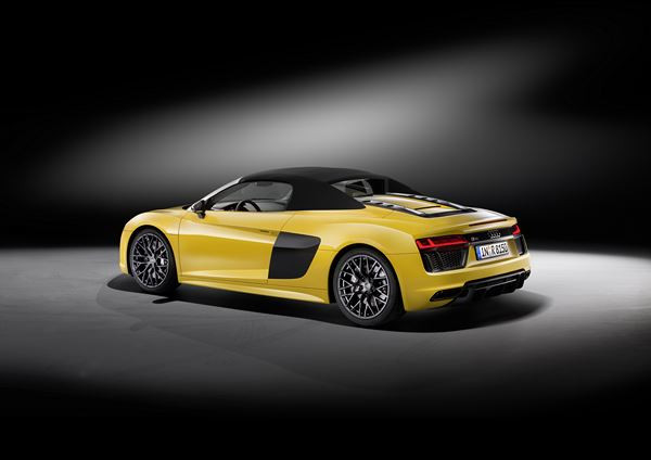 L'Audi R8 Spyder embarque une capote repliable en deux parties