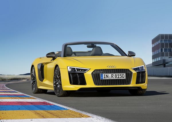 L'Audi R8 Spyder embarque une capote repliable en deux parties