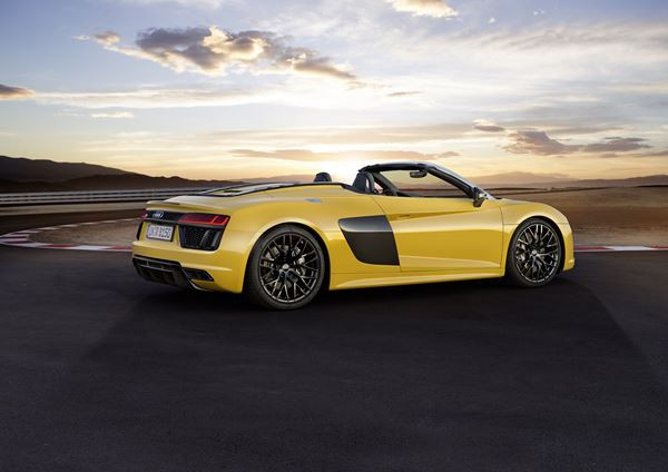 L'Audi R8 Spyder embarque une capote repliable en deux parties