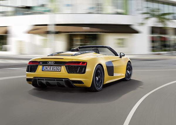 L'Audi R8 Spyder embarque une capote repliable en deux parties
