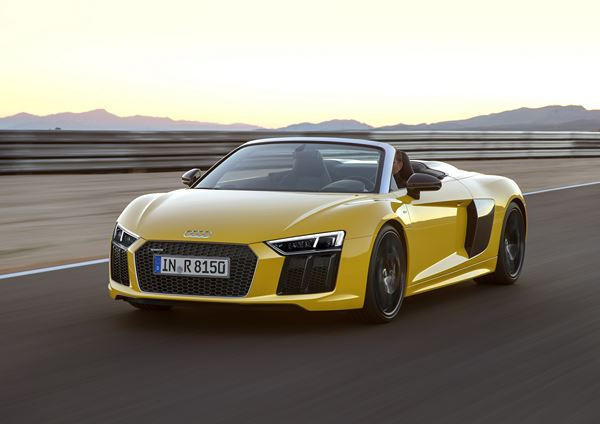 L'Audi R8 Spyder embarque une capote repliable en deux parties