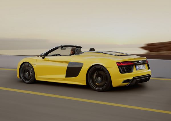 L'Audi R8 Spyder embarque une capote repliable en deux parties