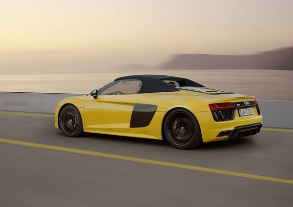 L'Audi R8 Spyder embarque une capote repliable en deux parties