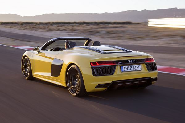 L'Audi R8 Spyder embarque une capote repliable en deux parties