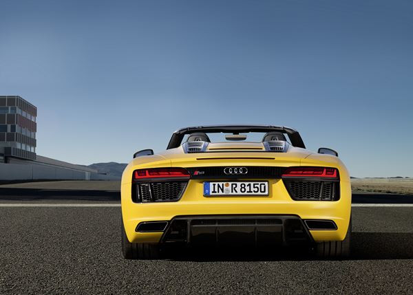 L'Audi R8 Spyder embarque une capote repliable en deux parties