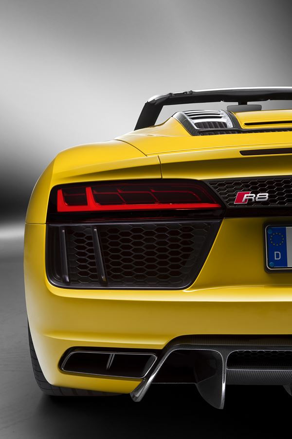 L'Audi R8 Spyder embarque une capote repliable en deux parties