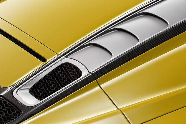 L'Audi R8 Spyder embarque une capote repliable en deux parties