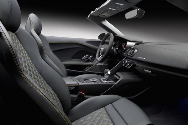 L'Audi R8 Spyder embarque une capote repliable en deux parties