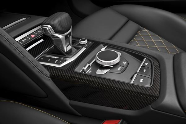 L'Audi R8 Spyder embarque une capote repliable en deux parties