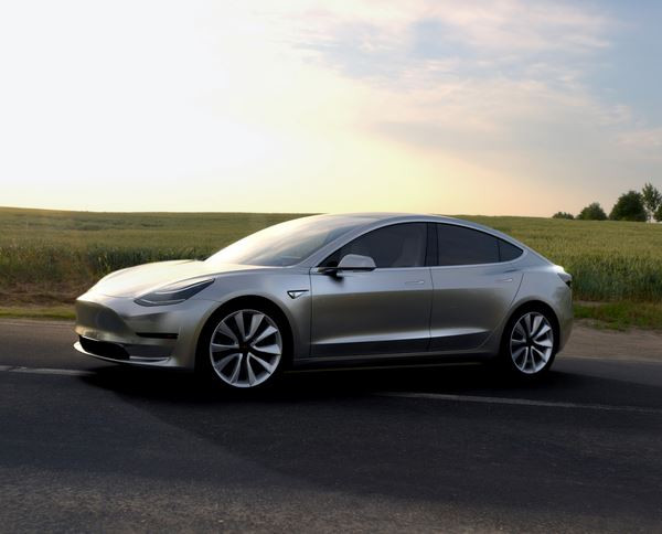 La berline électrique Tesla Model 3 revendique environ 350 kilomètres d'autonomie