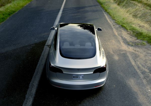 La berline électrique Tesla Model 3 revendique environ 350 kilomètres d'autonomie