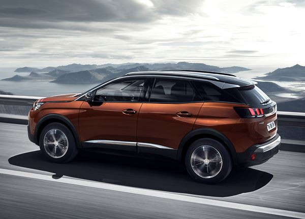 Le SUV compact Peugeot 3008 affiche un design et un cockpit spectaculaires
